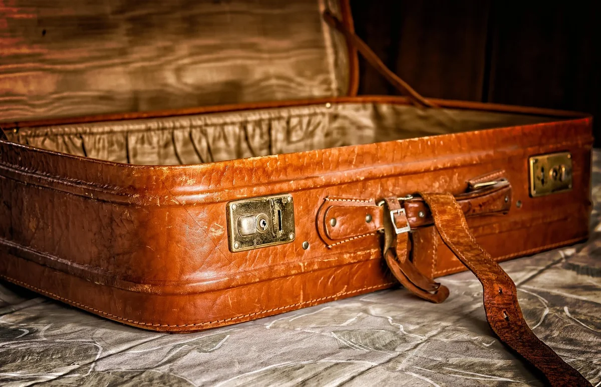 Urne mariage valise : la tendance 2026 pour un voyage symbolique inoubliable